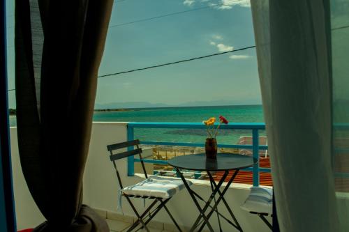 艾拉方索斯SOLE E MARE的阳台配有桌子,享有海景。