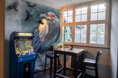 CwmcarnCwmcarn Hotel & Bunkhouse的一间拥有一幅雄鹰大画和一张桌子的房间