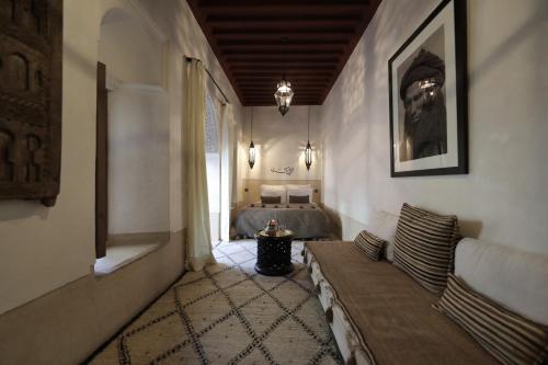 马拉喀什达拉卡酒店的客厅配有沙发和1张床