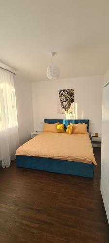 德瓦Belvedere Delux Apartment的一间卧室配有一张带黄色枕头的大床
