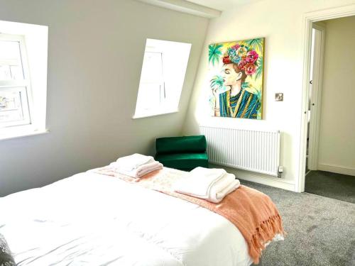 滨海韦斯顿Weston Inn的卧室配有白色床和绿色椅子