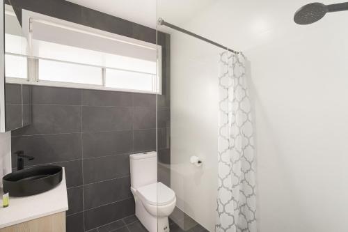 AdamstownAdamstown Short Stay Apartments的一间带卫生间和淋浴的浴室