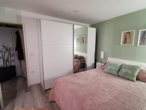 尼亚卢卡Apartment with garden的卧室配有一张床和一个白色的大衣柜