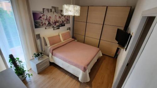 阿祖罗港Appartamento nel cuore di Porto Azzurro的一间小卧室,配有一张床和电视