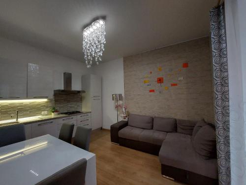 阿祖罗港Appartamento nel cuore di Porto Azzurro的带沙发的客厅和厨房