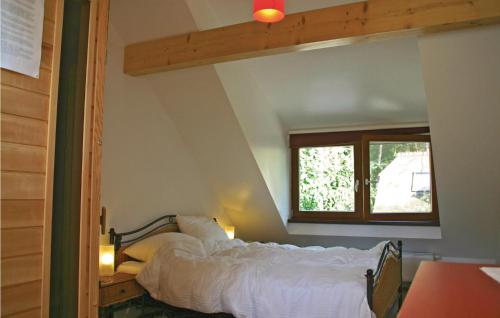 RekemSonnevijver Vijverdorp-waterl,的一间卧室设有一张床和一个窗口