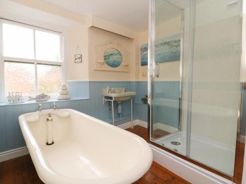 比代尔St Edmunds House的带浴缸、淋浴和盥洗盆的浴室