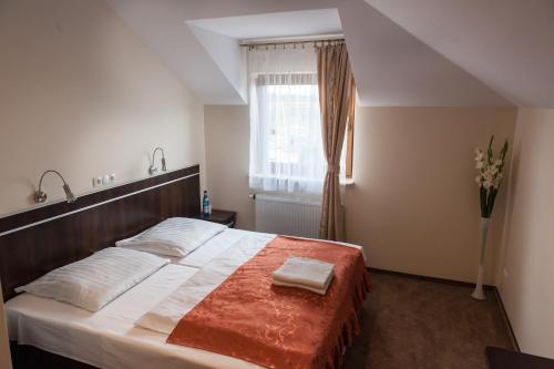 拉多姆Hotel E7的一间卧室设有一张大床和一个窗户。