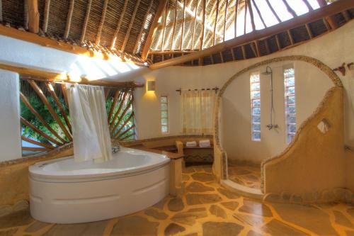 Tiwi斯瓦希里别墅的一间带卫生间和浴缸的浴室