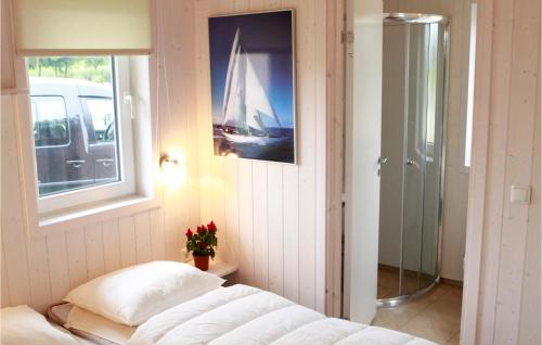 腓特烈斯科格Friedrichskoog-deichblick 1的一间卧室配有一张床,一张帆船的照片