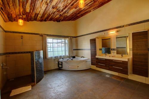 奈瓦沙Naivasha Kongoni Lodge - Lakefront Getaway的带浴缸和盥洗盆的大浴室