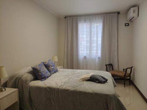 维拉卡洛斯帕兹Apartamento Carlos Paz的一间卧室,床上有衬衫