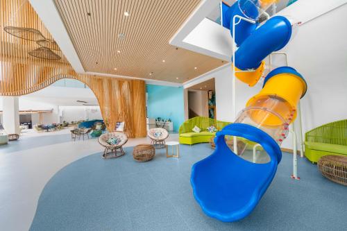邦劳Solea Coast Resort Panglao的儿童游戏室,带滑梯