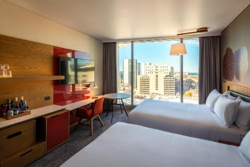 霍巴特Crowne Plaza Hobart, an IHG Hotel的酒店客房设有两张床和大窗户。