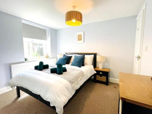 文特诺Rookley Villa, 3 Bedroom Family Apartment, Ventnor的卧室配有带蓝色枕头的大型白色床