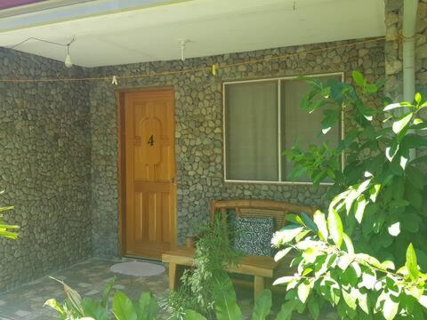 曼巴豪山景度假屋的楼前有门和长凳