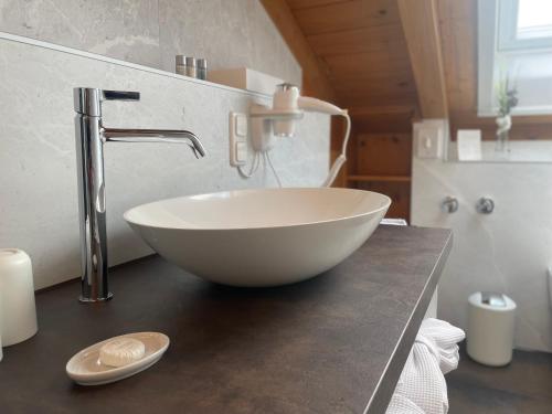 博尔斯特尔朗Ferienhotel Silberdistel garni的一个带大白碗水槽的柜台