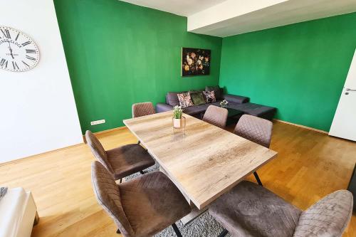 朗根费尔德Langenfeld Apartment的一间带桌子和沙发的用餐室