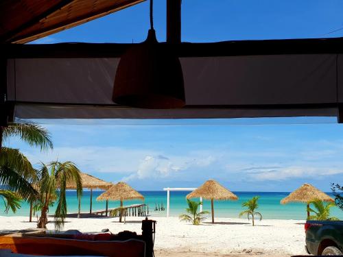 瓜隆岛Golden Beach Resort的享有海滩美景,配有遮阳伞和海洋美景。