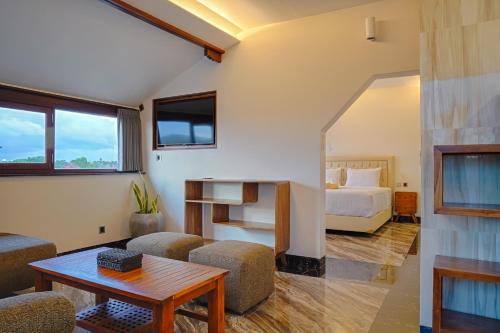 坎古Kyara Villa Apartments的客厅配有床和桌子