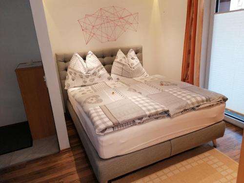 蓬高地区圣法伊特Sonnfeld Appartement的一间卧室配有带白色床单和枕头的床。