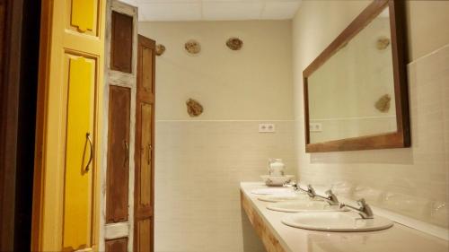 托雷拉韦加FINCA ALEGRANZA的一间带三个水槽和镜子的浴室