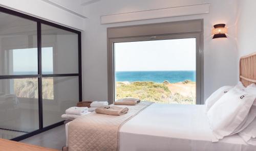拉卡尼亚Alykes Beachside Stylish Villas with Private Pool South Rhodes的一间卧室设有一张床,享有海景