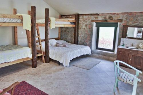托雷拉韦加FINCA ALEGRANZA的一间卧室设有两张双层床和一扇窗户。
