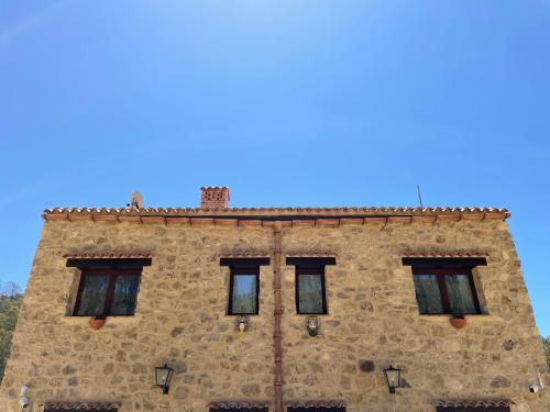 恩纳Agriturismo Borgo Furma的上方有四扇窗户的建筑