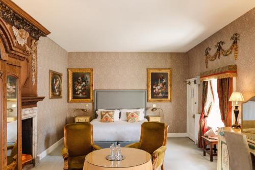 卡伦德罗马营乡间别墅酒店的酒店客房带一张床、一张桌子和椅子