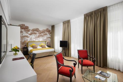 洛桑维多利亚酒店的酒店客房带一张床、一张桌子和椅子
