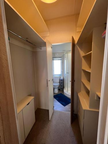 奇切斯特Lodge Caravan on Holiday Park的客房内设有带水槽和卫生间的浴室