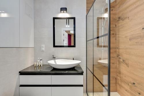 格但斯克Downtown Apartments Sea View Letnica Tower的一间带水槽和镜子的浴室