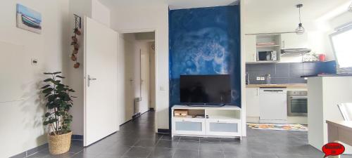 雅莱地区圣梅达尔MADININA DAY的一间客厅,在白色的橱柜上配有电视