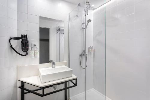 帕特纳B&B HOTEL Valencia Aeropuerto的一间带水槽和淋浴的浴室