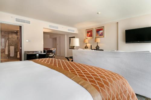 开普敦Taj Executive Suites, Private Residence的配有一张床和一台平面电视的酒店客房
