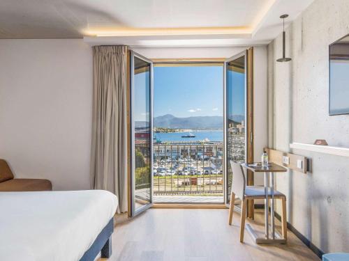 阿雅克修ibis Styles Ajaccio Napoleon的酒店客房设有一张床,享有海景。