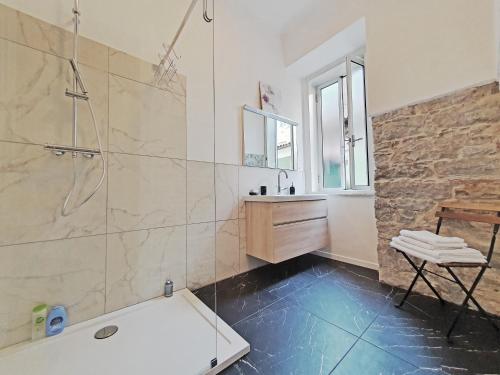 的里雅斯特Casa Bianca - 2 Bedroom Design Apartment的带淋浴、浴缸和盥洗盆的浴室