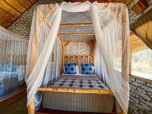 DeteGwango Heritage Resort的帐篷内的一张床位,配有蚊帐