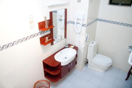 卢萨卡米卡山林小屋的一间带水槽和卫生间的浴室