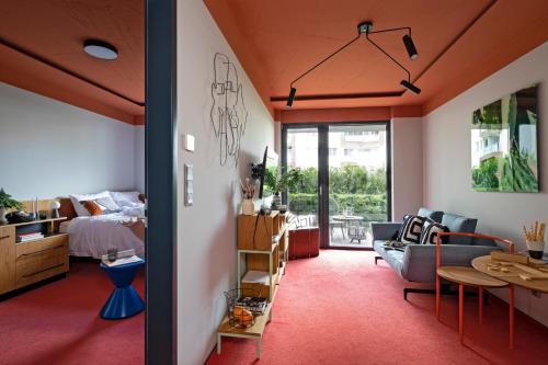布达佩斯SmartApart的一间卧室和一间带一张床铺和一张桌子的客厅