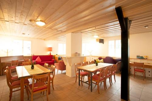 林道Hostel Westküste的用餐室配有桌椅和沙发