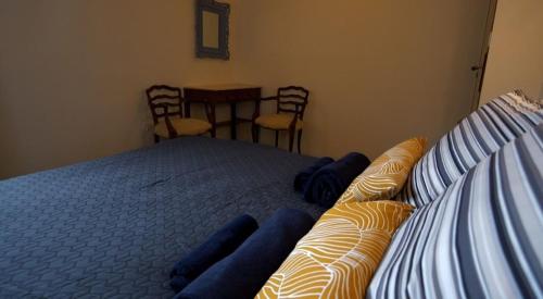 EspasWalnut Lodge Espas 2 bedroom, Barn Conversion的卧室配有一张床和一张桌子及椅子