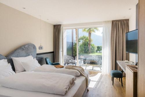 蒂鲁罗Hotel Paradies的酒店客房设有两张床和一个阳台。