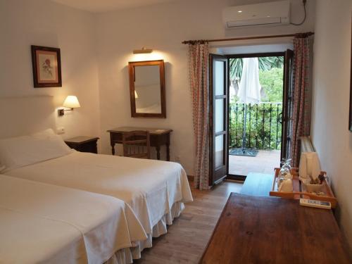 贝瑙汉圣莫利诺酒店的酒店客房,设有两张床和滑动玻璃门