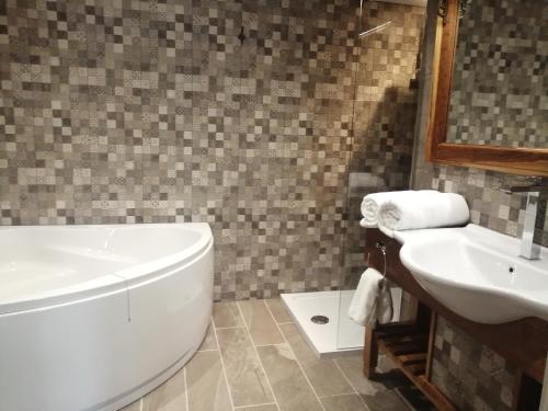 三江源酒店的一间浴室