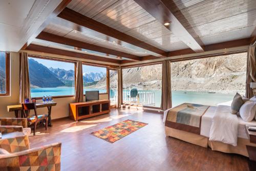 罕萨Luxus Hunza Attabad Lake Resort的一间卧室配有一张床,享有水体美景