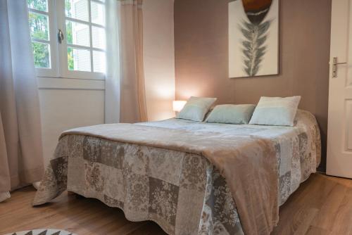 萨拉济sur la route du voile meublé hibiscus的一间卧室配有一张床铺,床上有毯子