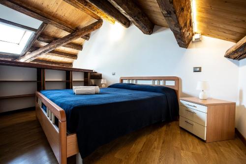 威尼斯Collegio AMDG的一间卧室设有蓝色的床和木制天花板