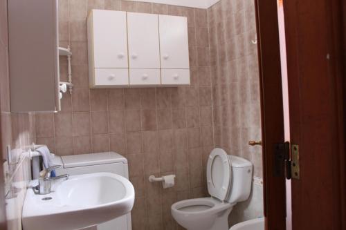 圣地亚哥港Prime Homes - Tijoco Apartment”的一间带卫生间和水槽的浴室